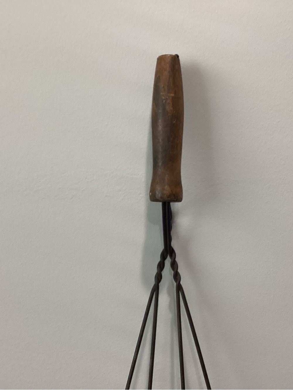 Antique Wire Rug Beater, Carpet Beater with turned wooden handle. - Picture 3 of 5